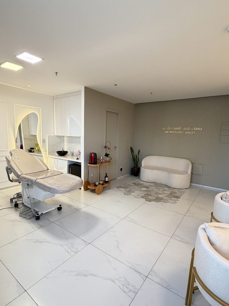 Sala de procedimento com cadeira reclinável e espelho