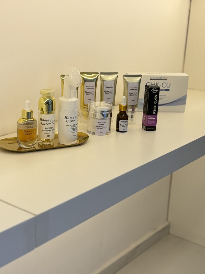 Linha de produtos de cuidado facial da Dra. Adriane